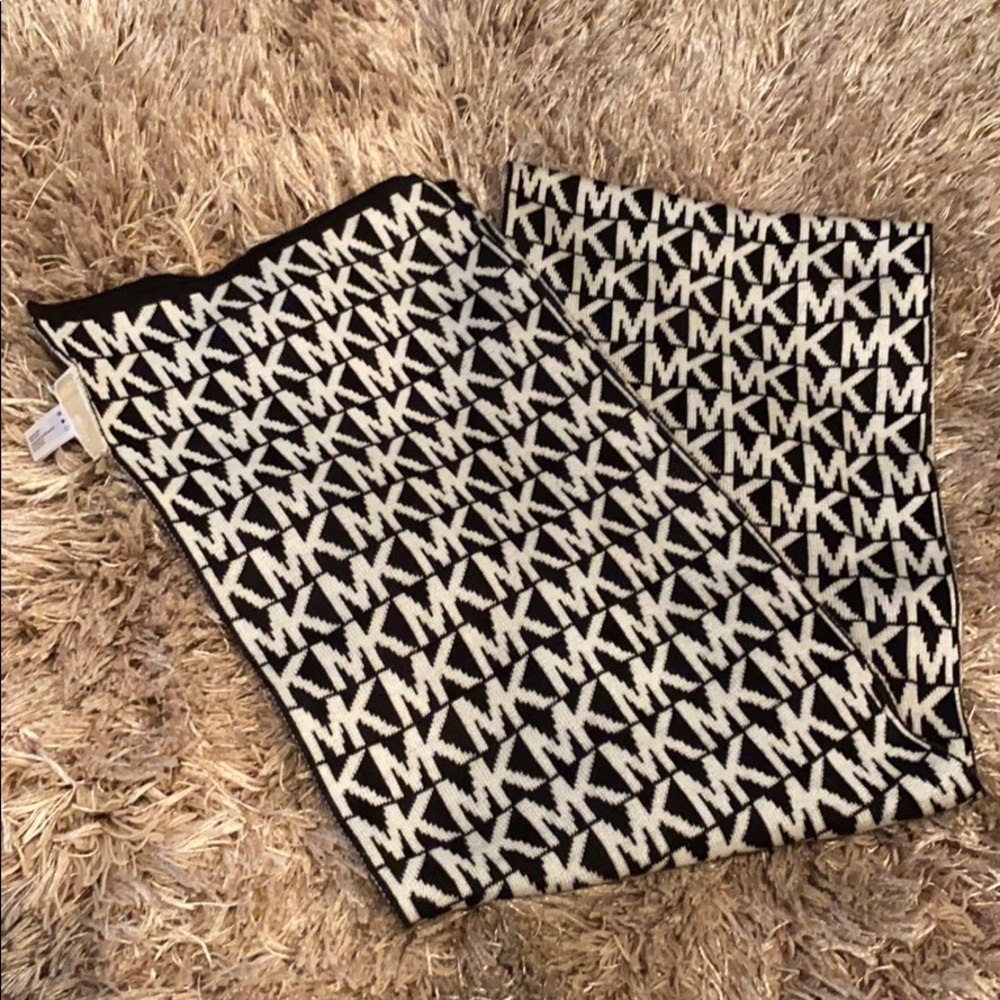 MICHAEL KORS scarf🤍🖤